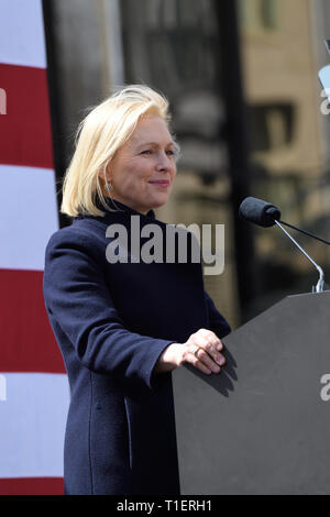 NEW YORK, NY - 24 mars : le candidat démocrate Kirsten Gillibrand Sen. américain parle durant sa campagne présidentielle officielle rallye de lancement Banque D'Images