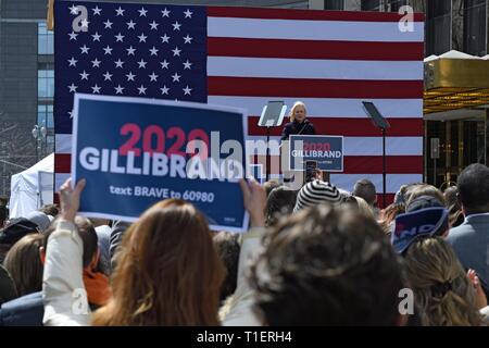 NEW YORK, NY - 24 mars : le candidat démocrate Kirsten Gillibrand Sen. américain parle durant sa campagne présidentielle officielle rallye de lancement Banque D'Images