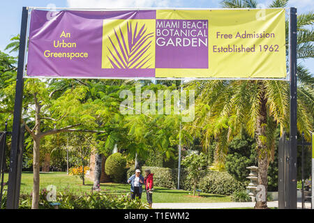 Miami Beach Florida,jardin botanique,jardinage,plantes,arbres,horticulture,entrée,avant,femme femmes,bannière,entrée gratuite,espace vert urbain,FL0 Banque D'Images