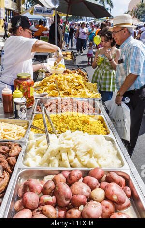 Miami Florida,Little Havana,Calle Ocho,festival,foire de rue,cuisine ethnique hispanique,extérieur,vendeurs,stalles stands stand marché,vente,nourriture Nicaragua, Banque D'Images