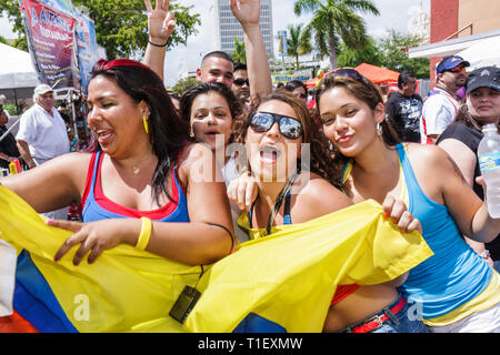 Miami Florida,Little Havana,Calle Ocho,événement,festival,Street fair,hispanique Latin Latino ethno immigrants minorités,colombienne,filles,youn Banque D'Images