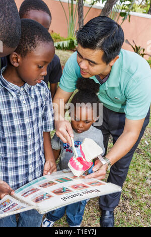 Miami Florida,Liberty City,Jessie Trice Community Health Centre,soins gratuits,examen,Asian Asians ethniquement immigrants minorités,Black Blacks African Banque D'Images