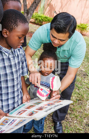 Miami Florida,Liberty City,Jessie Trice Community Health Centre,soins gratuits,examen,Asian Asians ethniquement immigrants minorités,Black Blacks African Banque D'Images