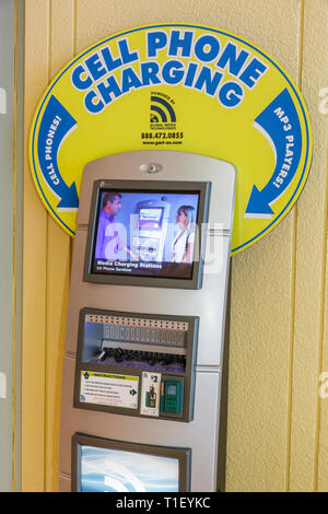 Miami Beach Florida, Miami Beach Convention Center, appareil mobile, station de charge, charge rapide, téléphones cellulaires de smartphone, vérifier regarder la lecture te Banque D'Images