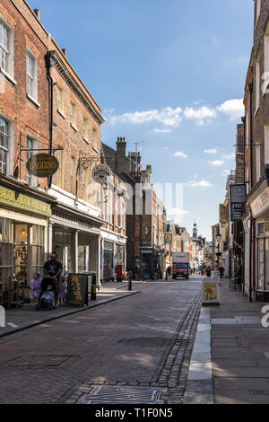 ROCHESTER, KENT/UK - MARS 24 : Vue vers le bas de la rue High Street à Rochester le 24 mars 2019. Des personnes non identifiées Banque D'Images