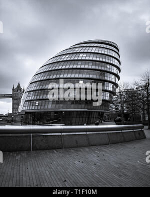 London, Royaume-Uni : le London City Hall. Photographie en noir et blanc. Banque D'Images