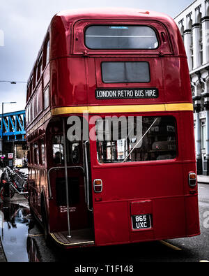 London, Royaume-Uni : un retro double decker bus est en attente dans une gare. Banque D'Images