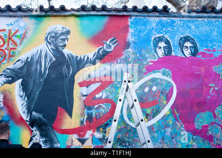 Prague - Mur de Lennon peint pour célébrer 30e anniversaire de la Révolution. Banque D'Images