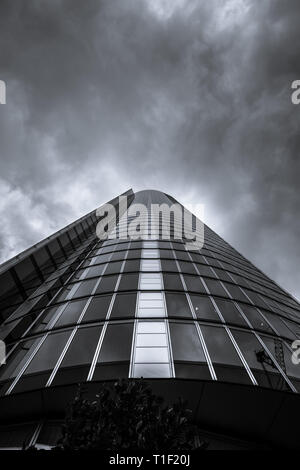 London, UK : grands immeubles de verre et d'acier s'élèvent vers le ciel. Banque D'Images