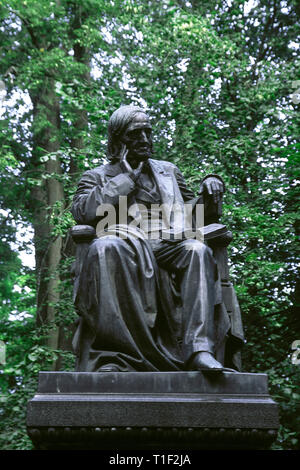 Karl Ernst von Baer (1792-1876). German-Baltic biologiste et père fondateur de l'embriology. Statue de von Baer dans Toome Hill, Tartu, Estonie. Banque D'Images