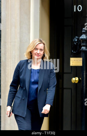 L'Amber Rudd MP (Con : Hastings et seigle) Secrétaire d'état des travaux publics et des retraites, laissant Downing Street après une réunion du cabinet, London, UK, 25.03.201 Banque D'Images