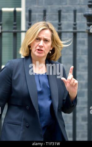 L'Amber Rudd MP (Con : Hastings et seigle) Secrétaire d'état des travaux publics et des retraites, laissant Downing Street après une réunion du cabinet, London, UK, 25.03.201 Banque D'Images