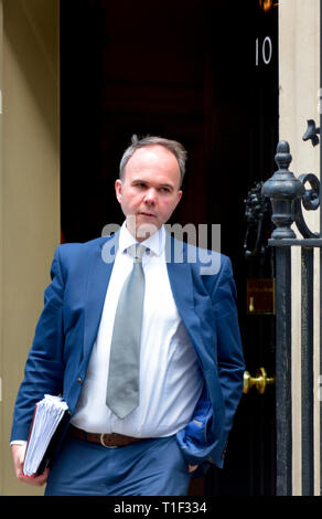 Gavin Barwell (Downing Street, chef d'état-major, ancien député conservateur) quitter Downing Street après une réunion du cabinet, le 25 mars 2019 Banque D'Images