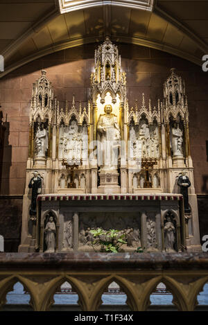 Autel dans l'intérieur de la cathédrale de Saint Patrick sur la Cinquième Avenue (5e Avenue) à Midtown Manhattan, New York City, USA Banque D'Images