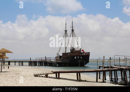 Bateau de pirate sur l'île de Djerba, Tunisie. Bateau pirate touristiques pour divertir les invités de l'île. L'île de Djerba. La Tunisie. L'Afrique du Nord. Banque D'Images