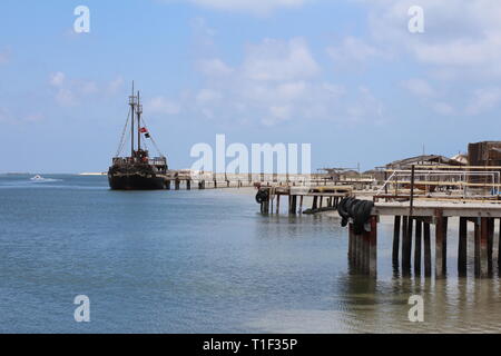 Bateau de pirate sur l'île de Djerba, Tunisie. Bateau pirate touristiques pour divertir les invités de l'île. L'île de Djerba. La Tunisie. L'Afrique du Nord. Banque D'Images