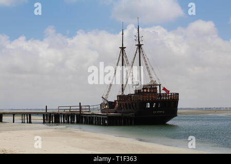 Bateau de pirate sur l'île de Djerba, Tunisie. Bateau pirate touristiques pour divertir les invités de l'île. L'île de Djerba. La Tunisie. L'Afrique du Nord. Banque D'Images