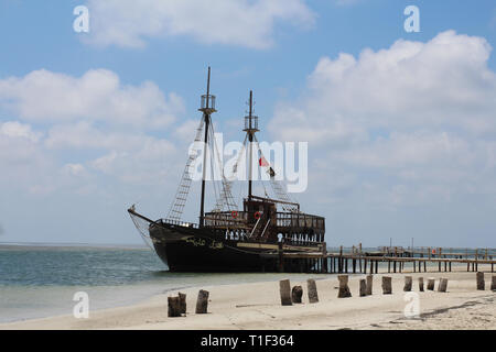 Bateau de pirate sur l'île de Djerba, Tunisie. Bateau pirate touristiques pour divertir les invités de l'île. L'île de Djerba. La Tunisie. L'Afrique du Nord. Banque D'Images