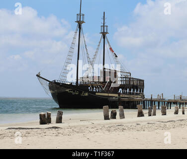 Bateau de pirate sur l'île de Djerba, Tunisie. Bateau pirate touristiques pour divertir les invités de l'île. L'île de Djerba. La Tunisie. L'Afrique du Nord. Banque D'Images