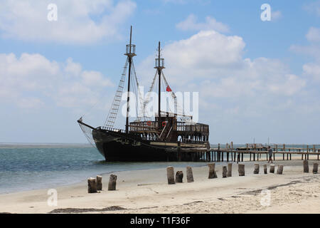 Bateau de pirate sur l'île de Djerba, Tunisie. Bateau pirate touristiques pour divertir les invités de l'île. L'île de Djerba. La Tunisie. L'Afrique du Nord. Banque D'Images