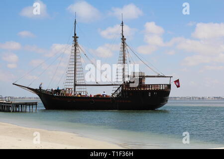 Bateau de pirate sur l'île de Djerba, Tunisie. Bateau pirate touristiques pour divertir les invités de l'île. L'île de Djerba. La Tunisie. L'Afrique du Nord. Banque D'Images