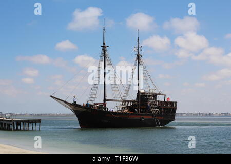 Bateau de pirate sur l'île de Djerba, Tunisie. Bateau pirate touristiques pour divertir les invités de l'île. L'île de Djerba. La Tunisie. L'Afrique du Nord. Banque D'Images