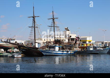 Bateau de pirate sur l'île de Djerba, Tunisie. Bateau pirate touristiques pour divertir les invités de l'île. L'île de Djerba. La Tunisie. L'Afrique du Nord. Banque D'Images