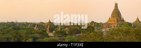 Superbe vue panoramique de la ville ancienne Bagan (anciennement païenne) au coucher du soleil. Le site archéologique de Bagan est une attraction principale de Myanmar. Banque D'Images