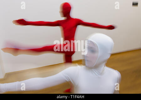 La Haye - spectacle de danse dans le Gemeentemuseum par Lonneke van Leth inspiré par l'art de Piet Mondriaan Banque D'Images