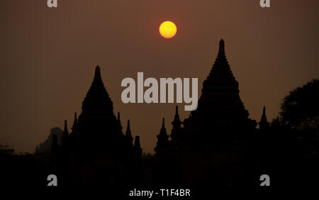 Silhouette de certains des nombreux temples à Bagan (anciennement païenne) au coucher du soleil. La zone archéologique est une attraction principale de Myanmar. Banque D'Images