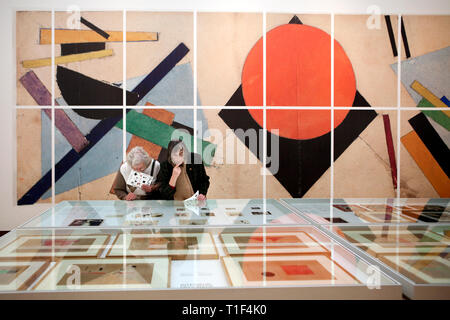 AMSTERDAM - Visiteurs à l 'Kazimir Malevich et la Fédération Avantgarde' exposition en le Stedelijk Museum. Banque D'Images