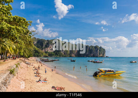 Janvier 2019. La plage de Ao Nang en Thaïlande Banque D'Images