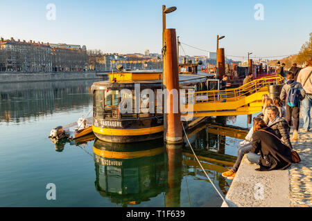 Café barge amarrée au quai, Lyon Banque D'Images