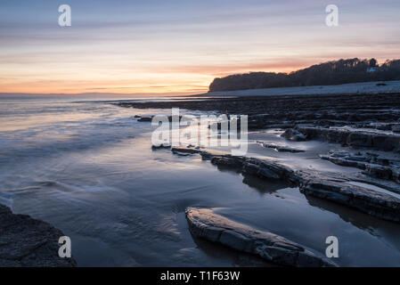 Un cadre tranquille et pittoresque paysage marin côtier au coucher du soleil à Barry, Nouvelle-Galles du Sud Banque D'Images