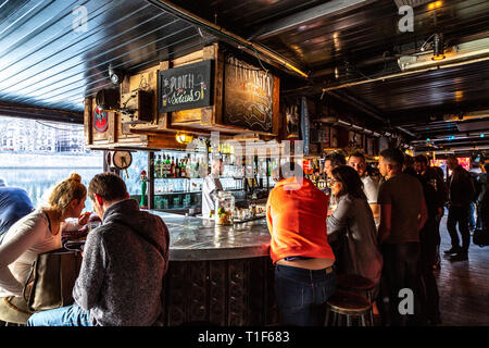 Café barge amarrée au quai, Lyon Banque D'Images