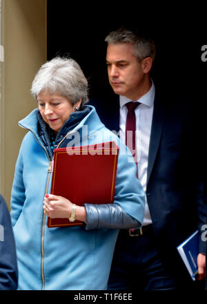 Le Premier ministre Theresa May quitte le 10 Downing Street avec le ministre du Brexit Steve Barclay après une réunion du Cabinet, le 25 mars 2019 Banque D'Images