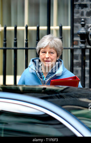 Premier ministre Theresa peut quitter 10 Downing Street après une réunion du cabinet, le 25 mars 2019 Banque D'Images