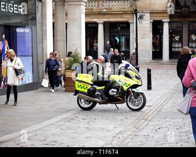 Paramédic moto à Covent Garden contrôler son téléphone Banque D'Images