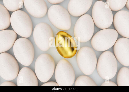 Seul oeuf d'or autour des œufs blancs, concept de l'individualité, l'exclusivité et la réussite dans la vie. Oeufs d'Unique. Œuf d'or vue d'en haut. Symbole de la maison de vacances Banque D'Images