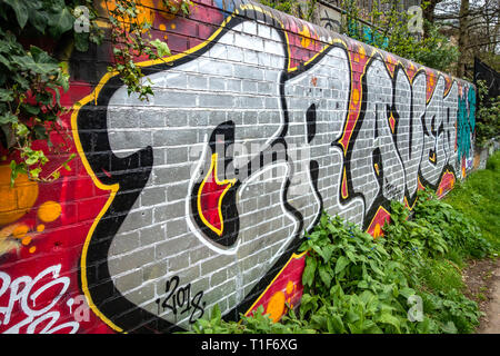 Street art Graffiti contemporain sur grand mur Banque D'Images