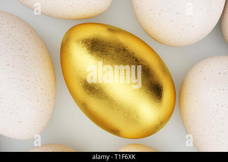 Seul oeuf d'or autour des œufs blancs, concept de l'individualité, l'exclusivité et la réussite dans la vie. Oeufs d'Unique. Œuf d'or vue d'en haut. Symbole de la maison de vacances Banque D'Images