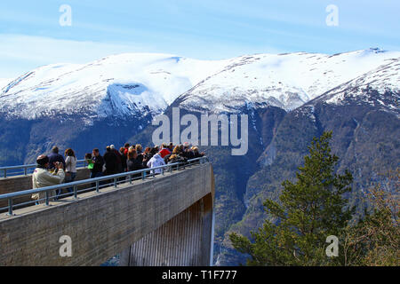 Flam, Norvège - 5 mai 2014 : les touristes profitant de l'incroyable paysage du point de vue sur l'Aurlandsfjord Stegastein en Norvège. Banque D'Images