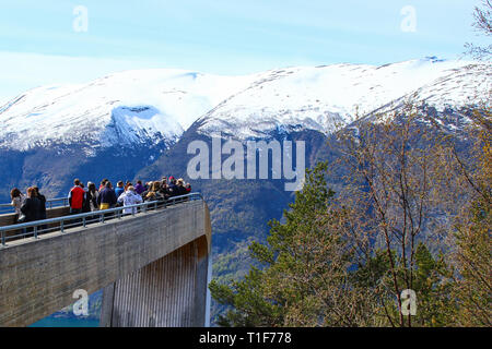 Flam, Norvège - 5 mai 2014 : les touristes profitant de l'incroyable paysage du point de vue sur l'Aurlandsfjord Stegastein en Norvège. Banque D'Images