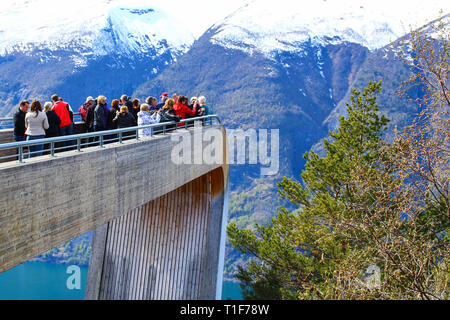 Flam, Norvège - 5 mai 2014 : les touristes profitant de l'incroyable paysage du point de vue sur l'Aurlandsfjord Stegastein en Norvège. Banque D'Images