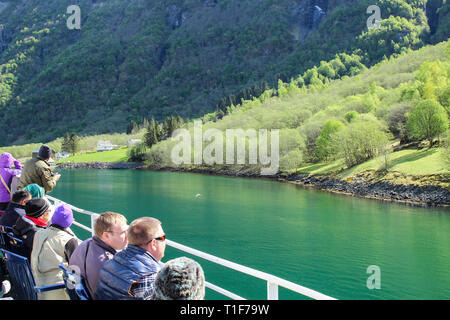 Flam, Norvège - 5 mai 2014 : les touristes sont bénéficiant d'une magnifique vue sur fjord à bord de ferry en Norvège. Banque D'Images