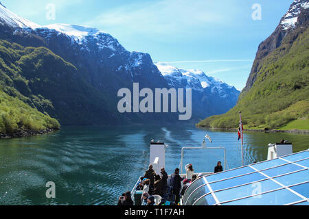 Flam, Norvège - 5 mai 2014 : les touristes sont bénéficiant d'une magnifique vue sur fjord à bord de ferry en Norvège. Banque D'Images