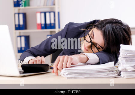 Jeune femme dormir dans le bureau Banque D'Images