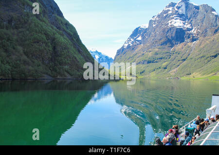 Flam, Norvège - 5 mai 2014 : les touristes sont bénéficiant d'une magnifique vue sur fjord à bord de ferry en Norvège. Banque D'Images