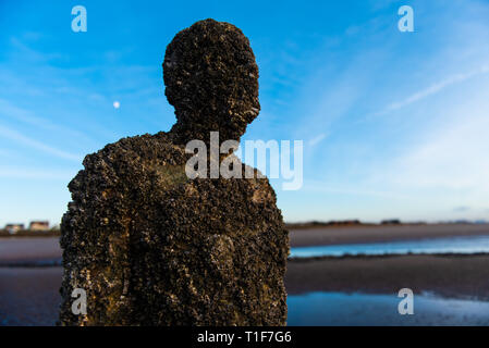 Un autre endroit par Antony Gormley à Crosby Beach, Liverpool Banque D'Images