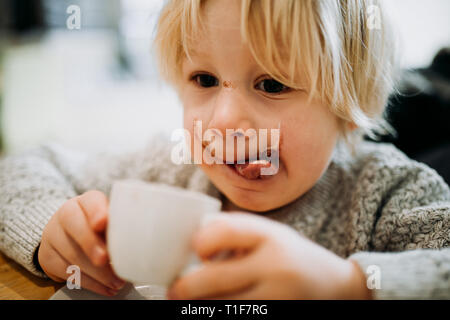 Boy drinking coffee Banque D'Images